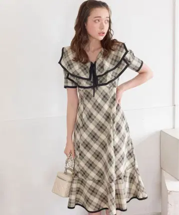 TITTY&CO. 더블 컬러 파이핑 플레어 원피스