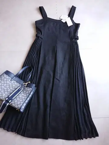 미사용 grove 마쉬멜로우 터치 스웨이드 플리츠 도킹 원피스