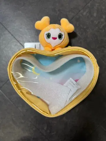 TWICE LOVELYS 삐요큥 바디백 지효 택 포함 새상품