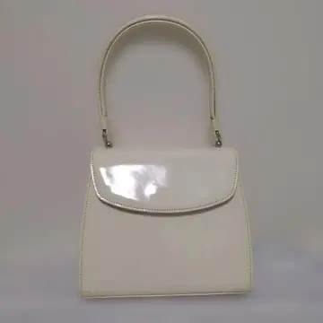 YUKIKO HANAI 화이트 핸드백 광택 플랩 포함