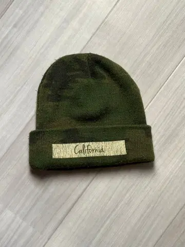올리브 그린 카모플라쥬 니트 모자