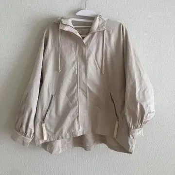 베이지 후드 부착 마운틴 후드티