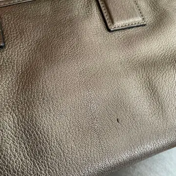 메탈릭 그레이 가죽 핸드백
