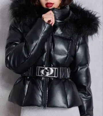 퍼 달린 블랙 다운 자켓