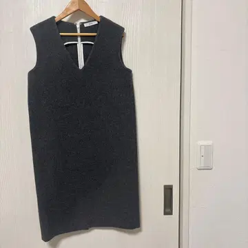 REYC 슬리브리스 V넥 원피스