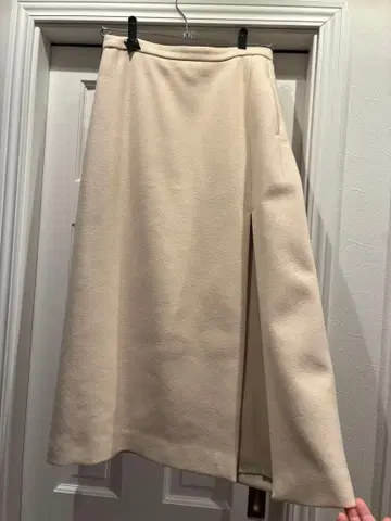 아이보리 플레어 스커트 슬릿 포함 AURALEE 오라리