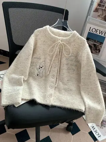 개 자수가 놓인 크림색 니트 스웨터
