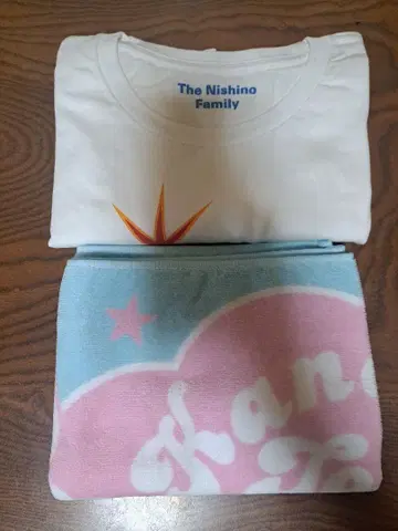 니시노 카나 T셔츠와 페이스 타월