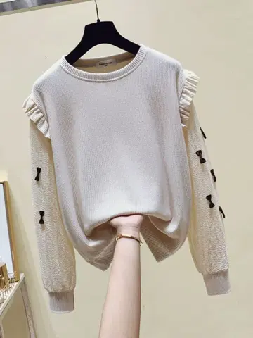 프릴이 달린 크림색 긴팔 니트