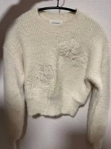 질스튜어트 플라워 펄 자수 니트