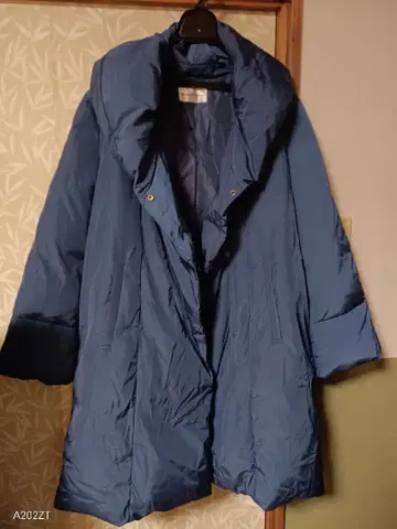 파란색 후드 부착 롱 코트