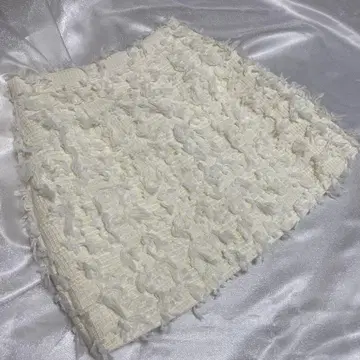 아이보리 프린지 디자인 타이트 스커트