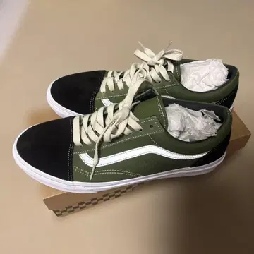 올리브 그린/블랙 스니커즈