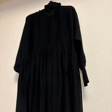 캘런솔로지 울 하이넥 개더 원피스 블랙