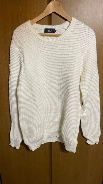 AZUL 리브 디자인의 화이트 크루넥 스웨터