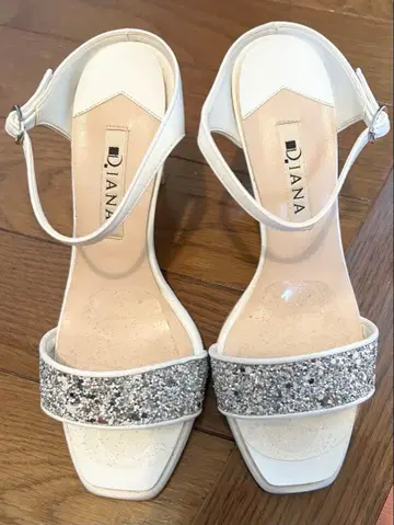 다이애나 화이트 글리터 샌들