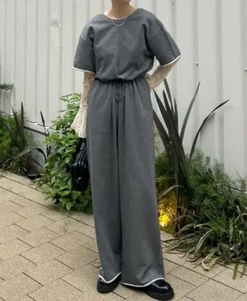 AMERI 백 오픈 스웨트 롬퍼스