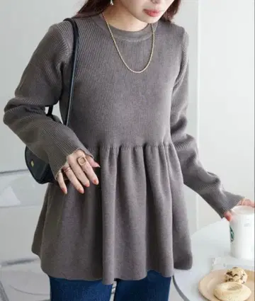 [ 새상품급 ] 디스코트 리브 절개 페플럼 풀오버 모카