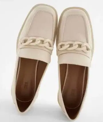 가죽 체인 장식 로퍼 크림색