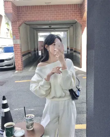 오프숄더 화이트 맨투맨