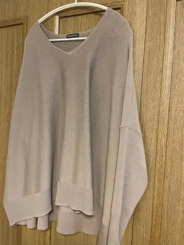 새상품 BARNYARDSTORM 베이지 V넥 니트