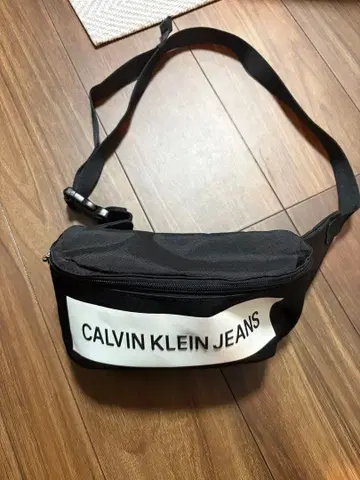 CALVIN KLEIN JEANS