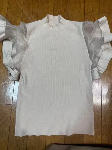 Y.I.D 프릴 슬리브 니트 반팔 화이트