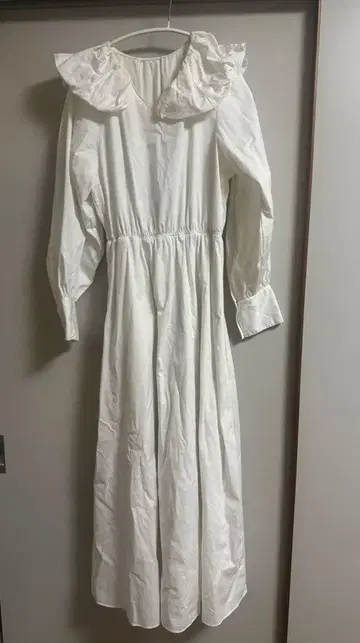 화이트 프릴 옷깃 긴팔 원피스