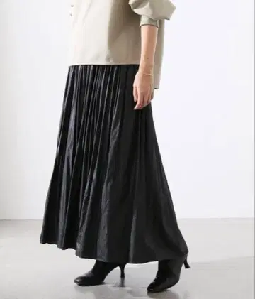 라토타리테 La Totalite 브라이트 트윌 플리츠 스커트 블랙