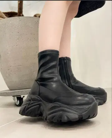 블랙 통굽 지퍼 부츠