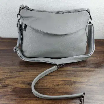 복수의 포켓과 2개의 스트랩이 달린, 새로운 천연 가죽 크로스 바디백
