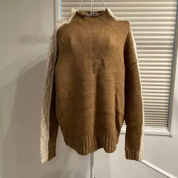 GYDA 브라운과 아이보리 하이넥 니트