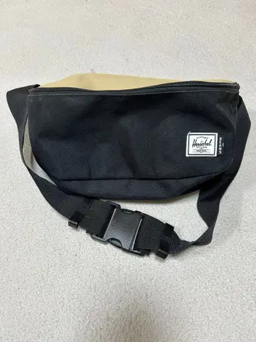 Herschel x BEAMS 바디백 블랙/베이지