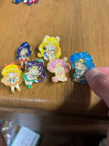 세일러문 핀 배지