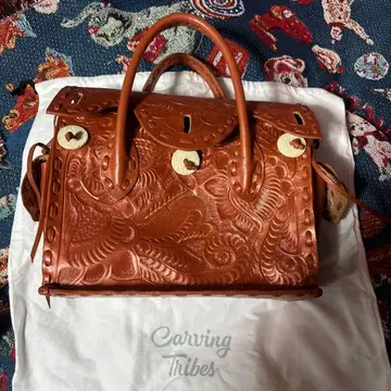 Carving Tribes 엠보싱 가공 핸드백