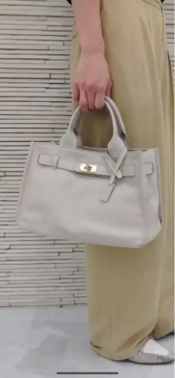 새상품 긴자 카네마츠 라이트 그레이 턴락 가죽 토트백 M