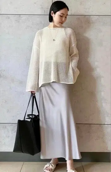 미라 오웬 새틴 스커트