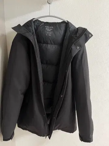 블랙 후드 부착 다운 자켓