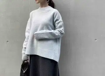 미사용 새상품 아두이트리스테스 카라 슬릿 모크넥 니트 캐시미어