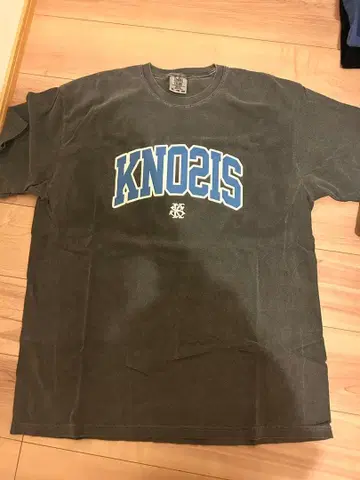 KNOSIS 로고 T셔츠 그레이