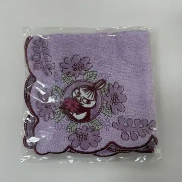 보라색 꽃과 캐릭터 자수 타월