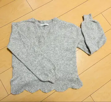 QUINOA 그레이 스캘럽헴 니트