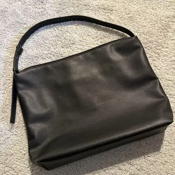 블랙 숄더백 합성 피혁