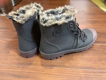 퍼 달린 블랙 부츠