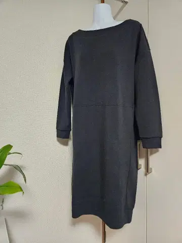 종이상자 맨투맨 블랙 긴팔 원피스 사이드 포켓 포함 보트넥