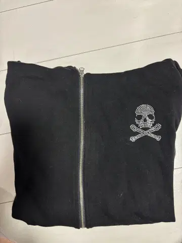 스컬 디자인 후드 부착 후드티 블랙