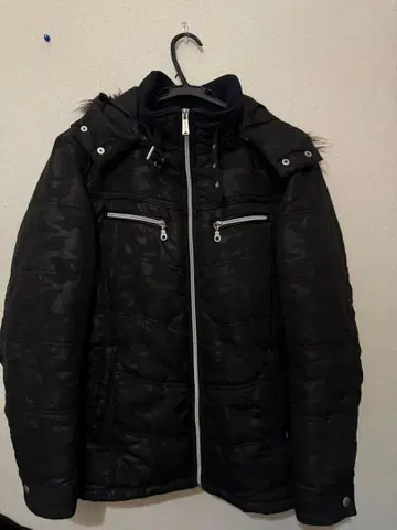 카모 패턴 퍼 부착 블랙 다운 자켓