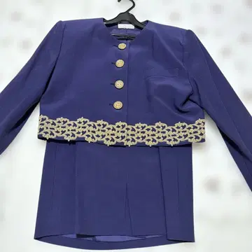 보라색에 가까운 네이비 버튼 달린 자켓 스커트 세트 버블리