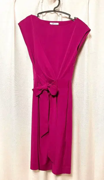 리본 포함 슬리브리스 무릎 기장 원피스 핑크