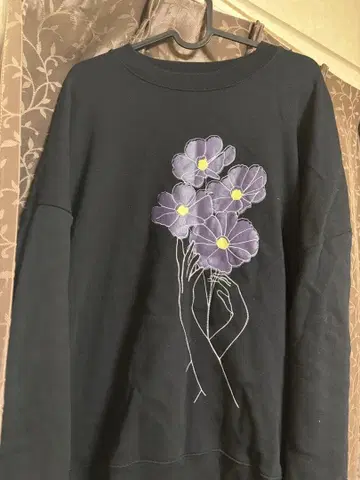 꽃 자수 블랙 맨투맨 S 사이즈